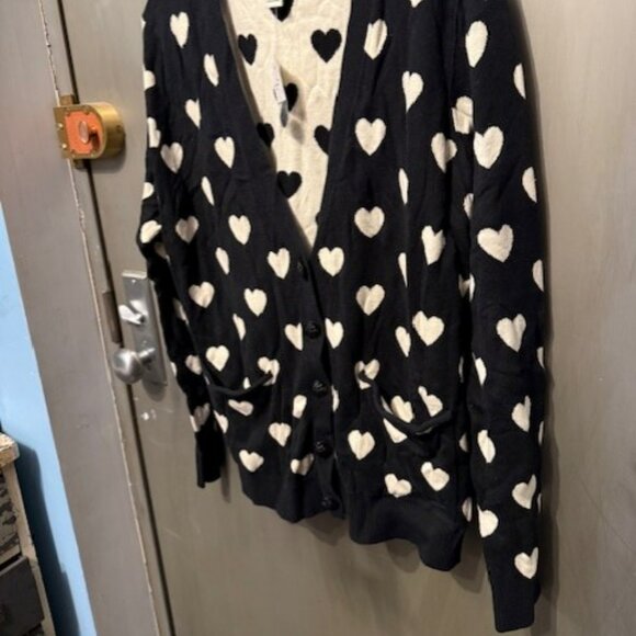 Retro Black & White heart V-neck cardigan sweater - Picture 9 of 16
